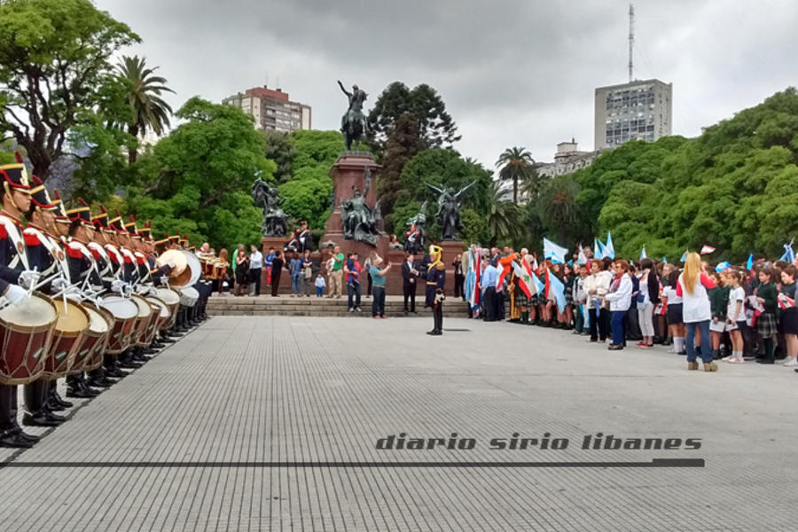 Presentes la Fanfarria Alto Perú de los Granaderos y alumnos del Colegio San Marón y del Instituto Nuestra Señora del Líbano.