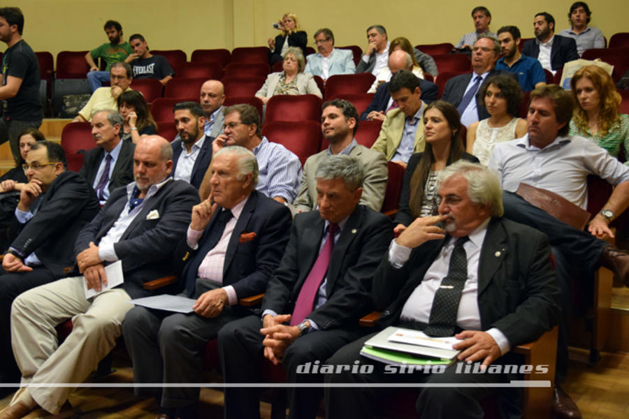 Autoridades institucionales y jóvenes estudiantes entre el público.