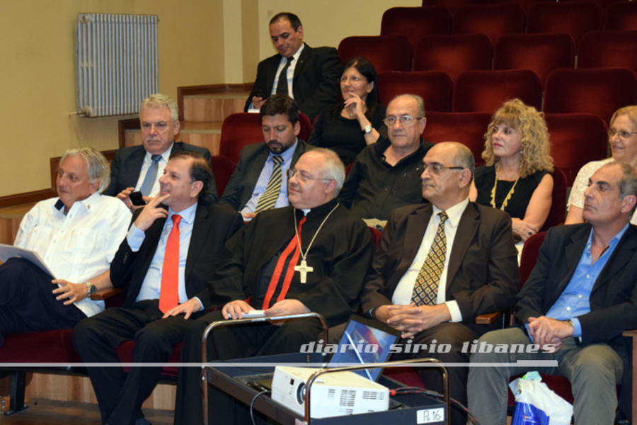 Embajadores Zuain y Andary junto a Mons. Habib Chamieh, Máximo Paz, Gladys Abilar, Jorge Elías y Yaoudat Brahim, escuchando a los expositores.
