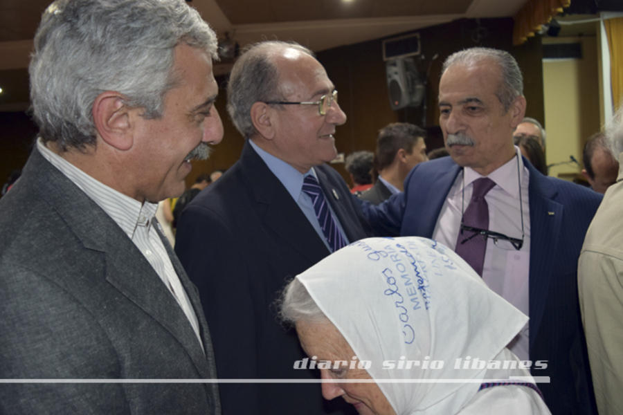 Director de DSL, Yaoudat Brahim saludando al Embajador Husni Abdel Wahed.