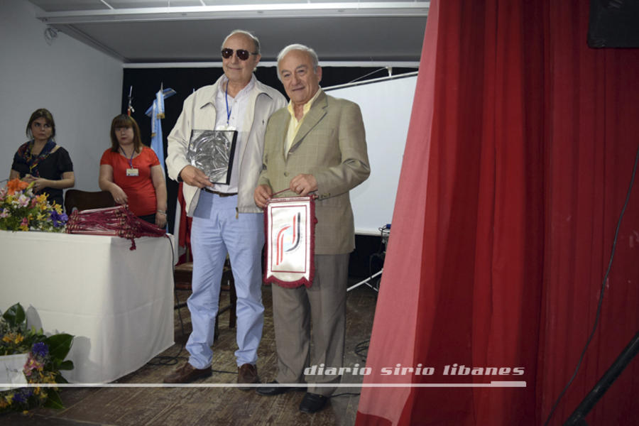 Entrega de certificado y recordatorio al Sr. Cónsul de Siria en Santiago del Estero, Dr. Camilo Brahim.