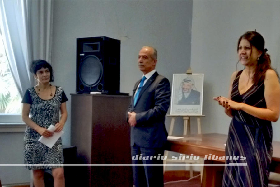 Carolina Bracco presenta el encuentro junto al embajador Husni Abdel Wahed y la Dra. Ana Longoni.