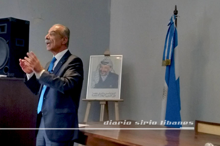El embajador Abdel Wahed se dirige a los presentes.