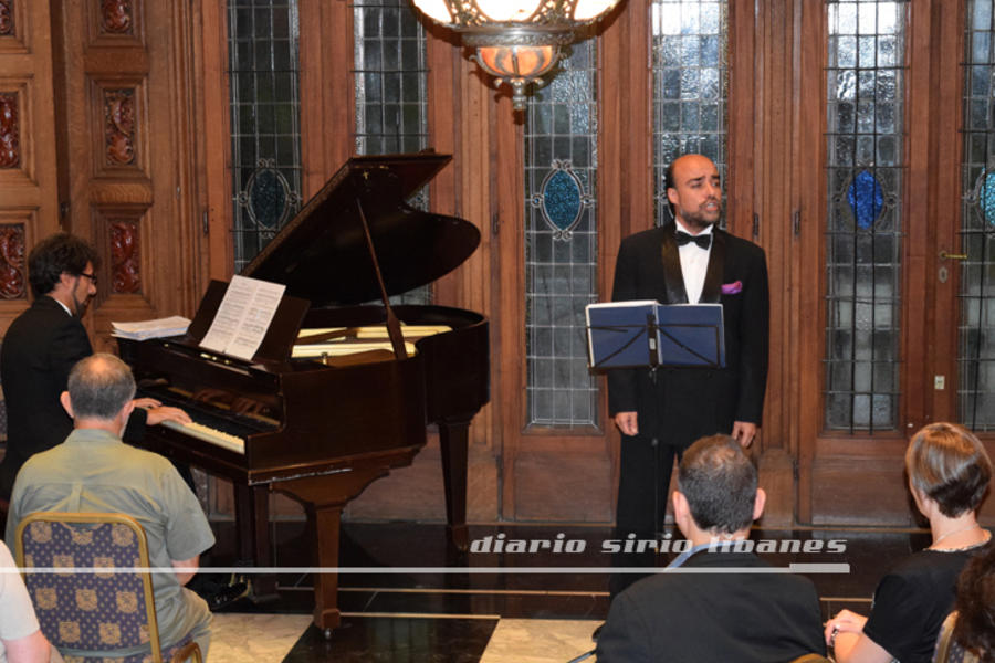 El tenor Fermín Prieto junto al Maestro Marcelo Ayub al piano.
