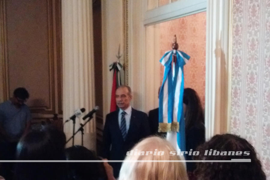 El Sr. Embajador Husni Abdel Wahed da la bienvenida a los presentes.