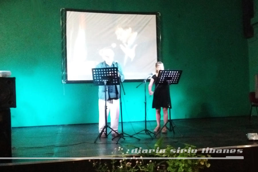 Vicente Zito Lema recitando su poema con acompañamiento de violín.