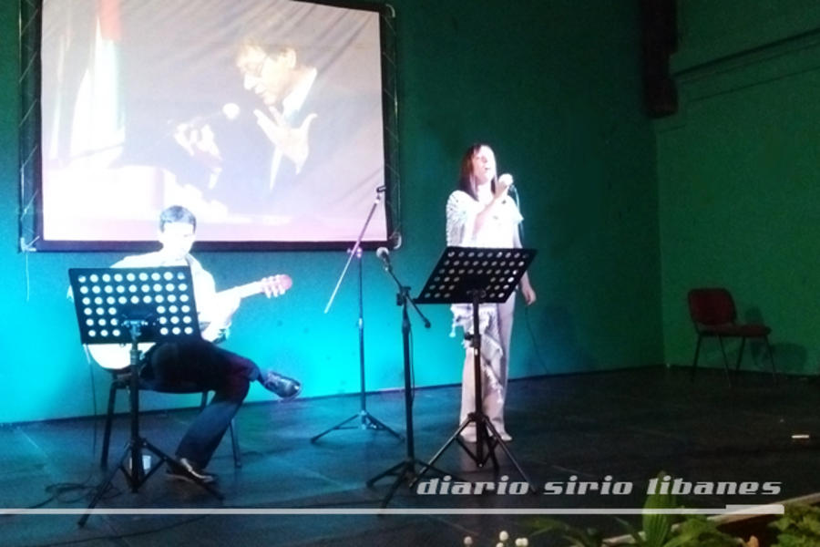 Mariem Labidi en la voz con acompañamiento de guitarra.