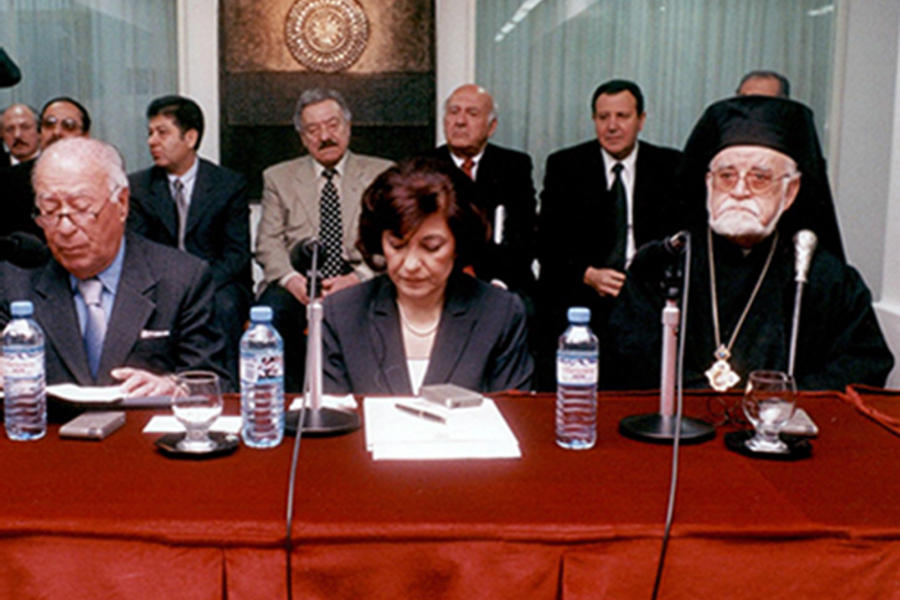 Mons. Kirilos compartiendo panel en charla brindada en el CARI por la Ministra siria Dra. Buzaina Shaaban. Septiembre de 2004 (Foto CARI).