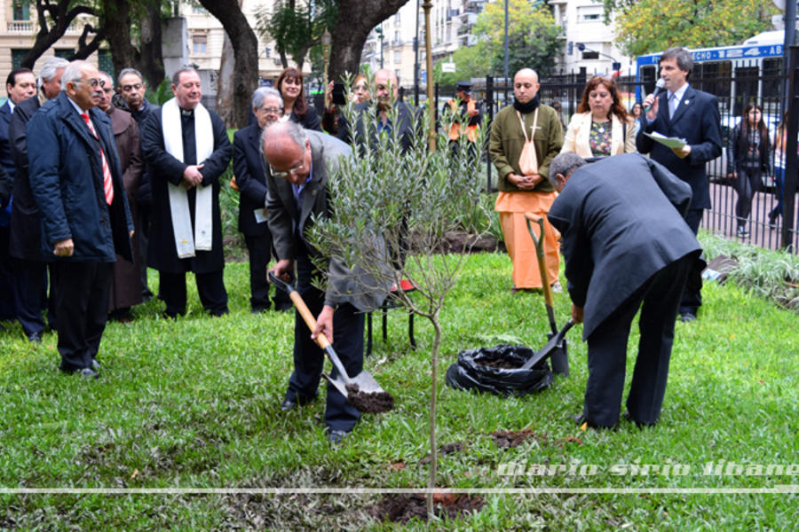 Yaoudat Brahim representando al CSLBA participa de la plantación simbólica.