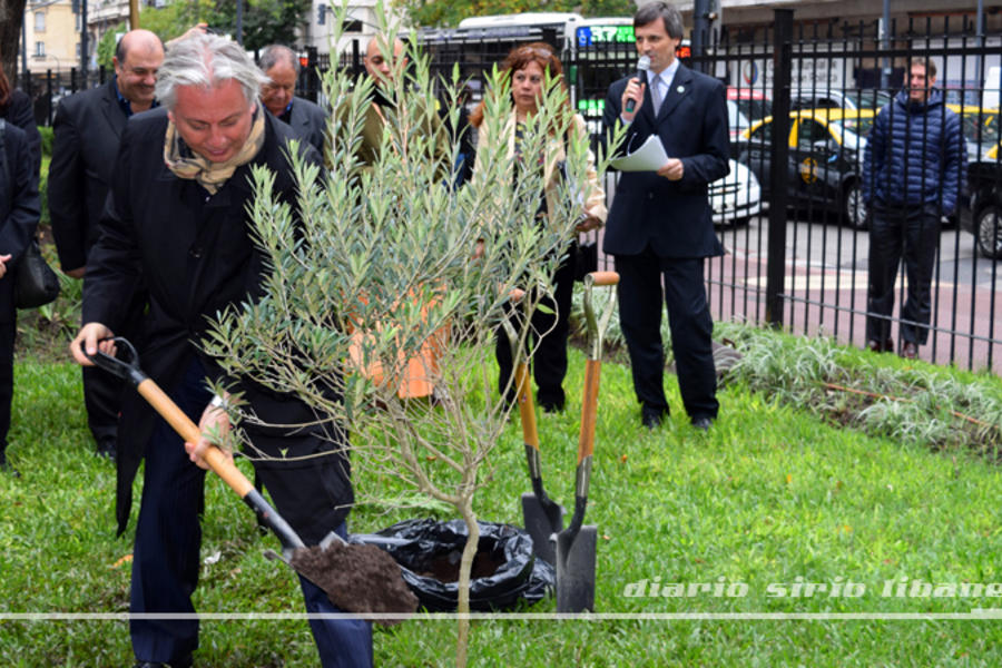 El Sr. Embajador del Líbano, Antonio Andary participa de la plantación simbólica.