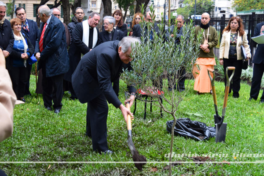 El Nuncio Apostólico, Mons. Emil Paul Tscherrig participa de la plantación simbólica.
