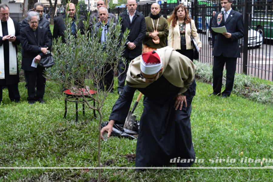 El Sheij Abdel Nabi Al Hafnawi de la Mezquita Al Ahmad participa de la plantación simbólica.