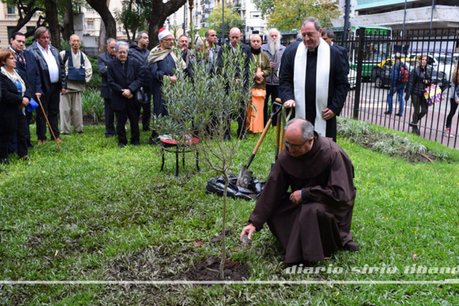 Padre Emilio Andrada (Convento San Francisco de Asis), junto al Capellan Enrique Sagier (Parroquia San Nicolás de Bari) participan de la plantación simbólica.