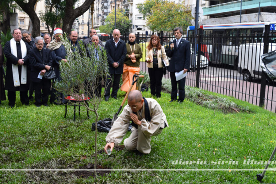 Monje Zenpo Shiro, (Budismo Soto Zen), participa de la plantación simbólica.