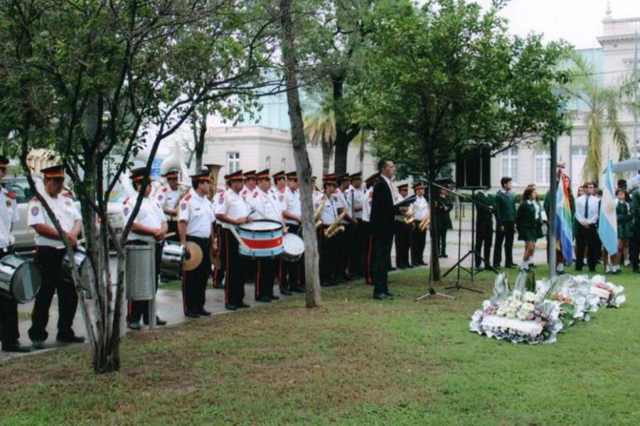 Banda de Música de la Policía de la Provincia de Santiago del Estero ejecuta los sones de la Marcha Aurora para el izamiento de banderas.