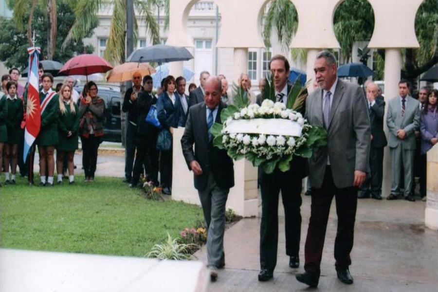Ofrenda floral de la Municipalidad de la Capital de Santiago del Estero.