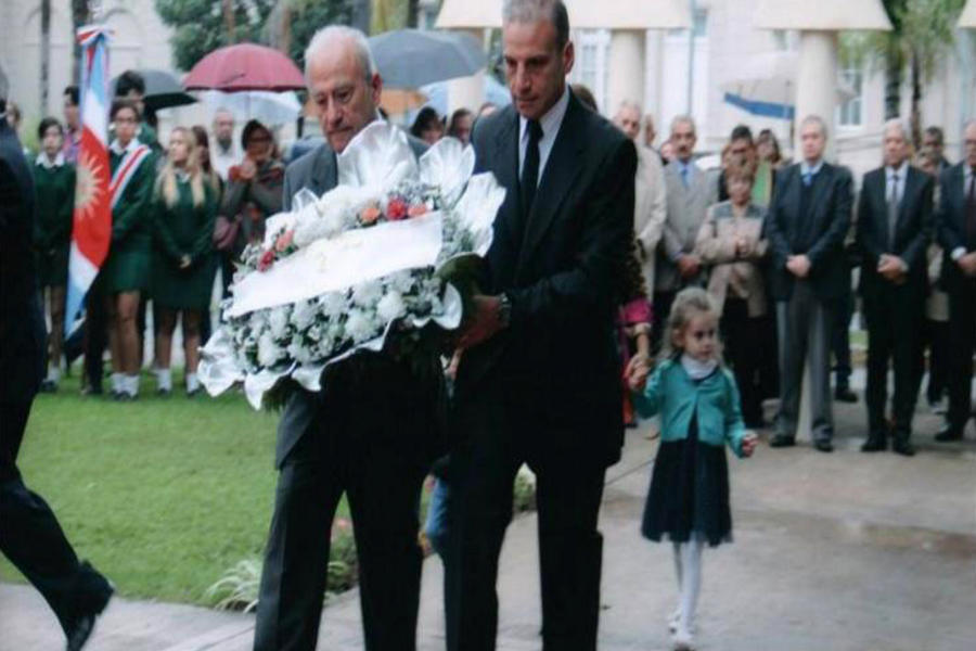 Ofrenda floral del Consulado Honorario de R. A. Siria portada por el Cónsul, hijos y nietos.