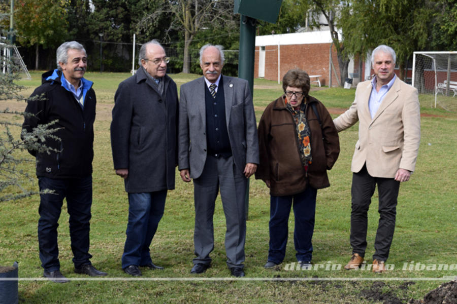 Adib Attie, Claudio De Bas y Yaoudat Brahim, junto a la comunera Teresa Valdéz y Luciano Caponi.