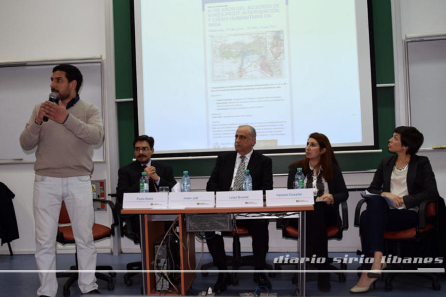 Jodor Jalit, columnista del Diario Sirio Libanés, organizador de la actividad y moderador del panel, brinda una introducción.