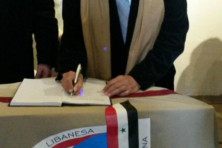 Adib Attie, Presidente del Club Sirio Libanés de Bs. As., firma libro de visitas.