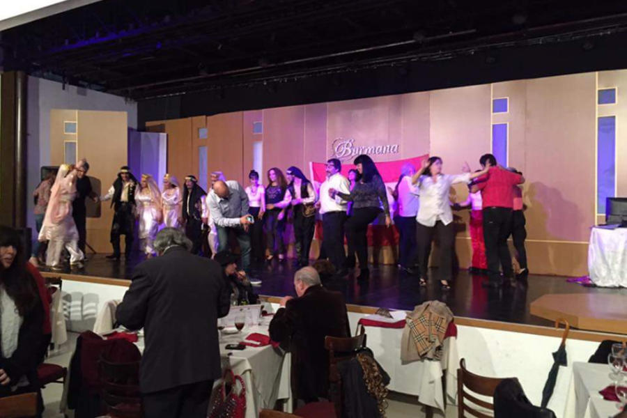 Diplomados y grupo Unidos por el Dabke