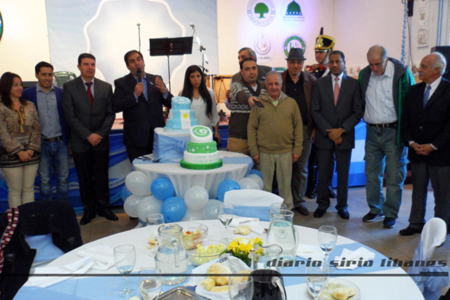 Autoridades anfitrionas junto a dirigentes de instituciones hermanas y funcionarios nacionales de Culto frente a la torta homenaje al bicentenario de la Patria.