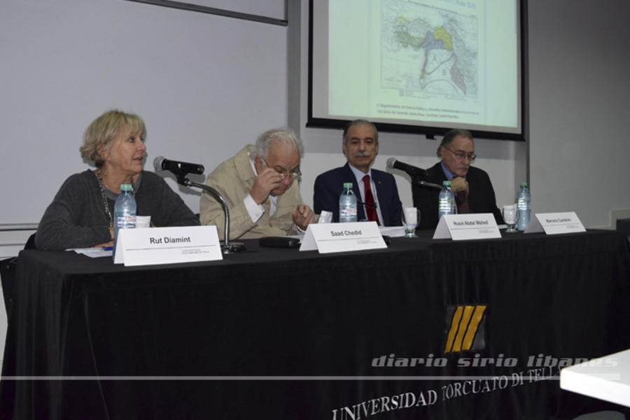 Introducción de la moderadora de la mesa, Prof. Rut Diamint.