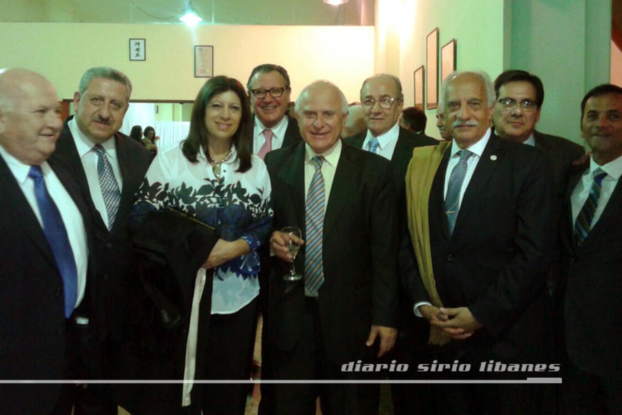 Gobernador Lifschitz y sra. junto a dirigentes.