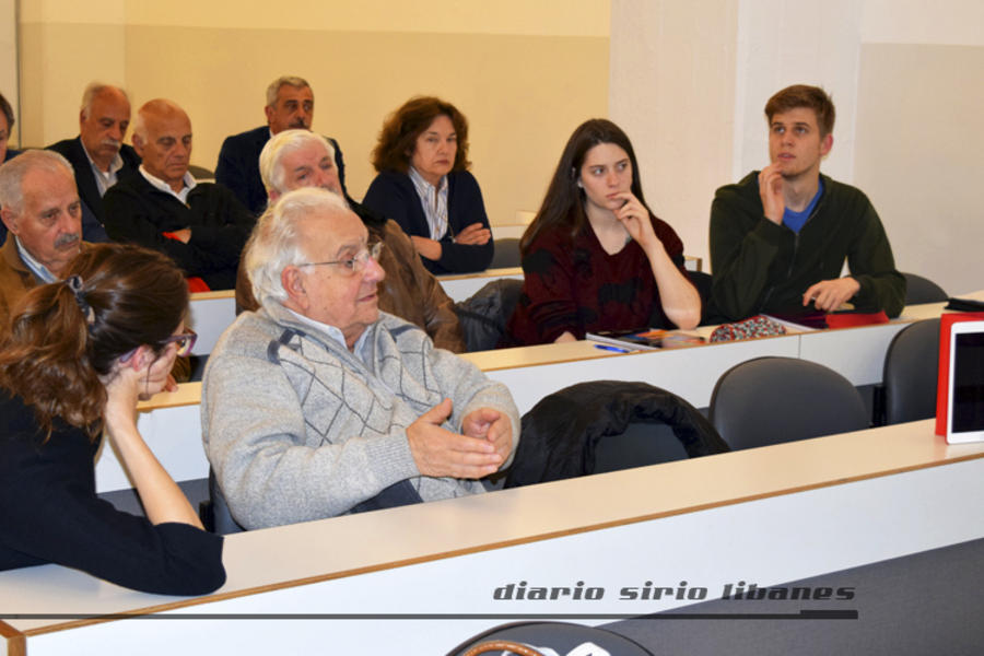 Intercambio con el público, el Prof. Saad Chedid presente.