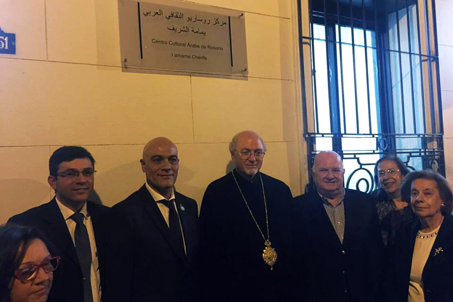De izq. a der.: ex Presidenta de la institución, Dra. Luisa Cristina Donni, Presidente de la Sociedad Libanesa, Prof. Walter Moujir, Director de CeCAR, Dr. Gustavo Ponce Asahad, S.E.R. Mons. Ibrahim Salameh, el Cónsul de Siria, Jorge Abdelmalek, Lic. Farcuh y sra. Rosa Cherife.