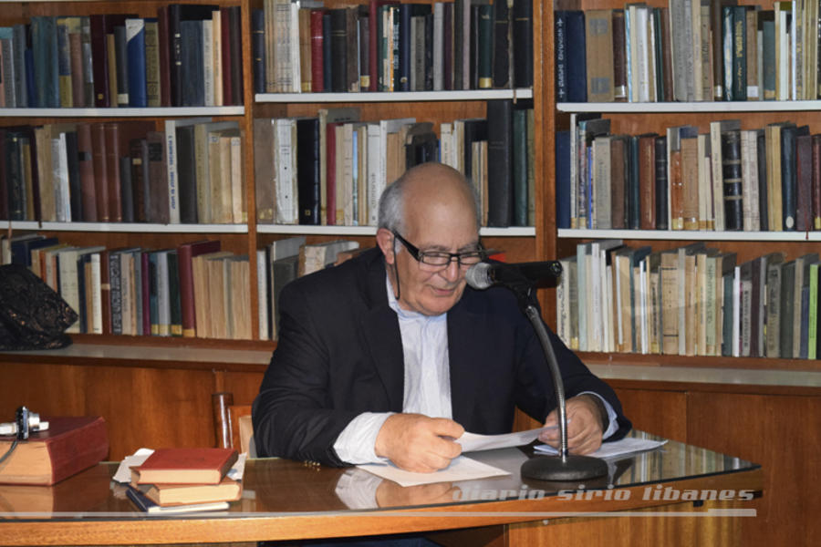 Edgardo Kevorkian leyendo poesía armenia