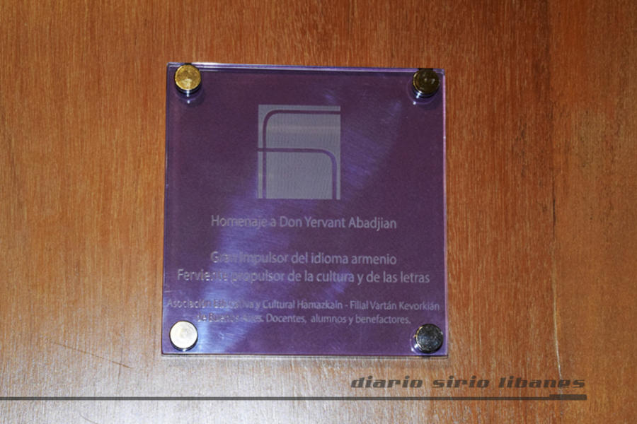 Placa Homenaje a Don Yervant Abadjian.