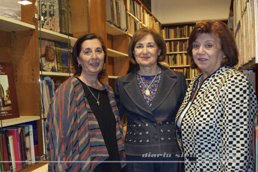 Público Recorriendo la Biblioteca.