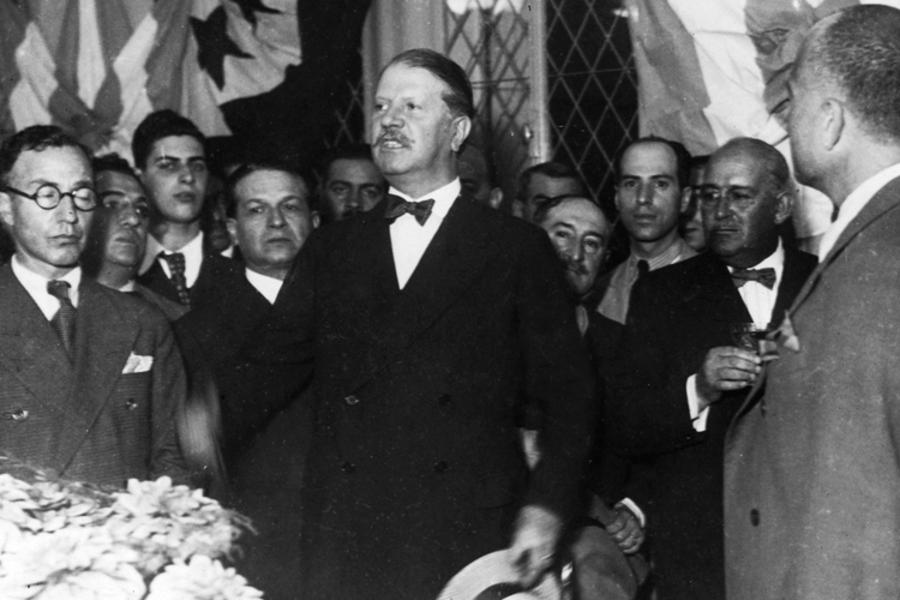 Discurso del Ministro de Instrucción Pública de la Nación, Dr. Manuel de Iriondo. A su izquierda, el Presidente de la Nación, Gral. Agustín P. Justo, y de espaldas el fundador del Colegio, Sr. Moisés J Azize (Marzo 15, 1933).
