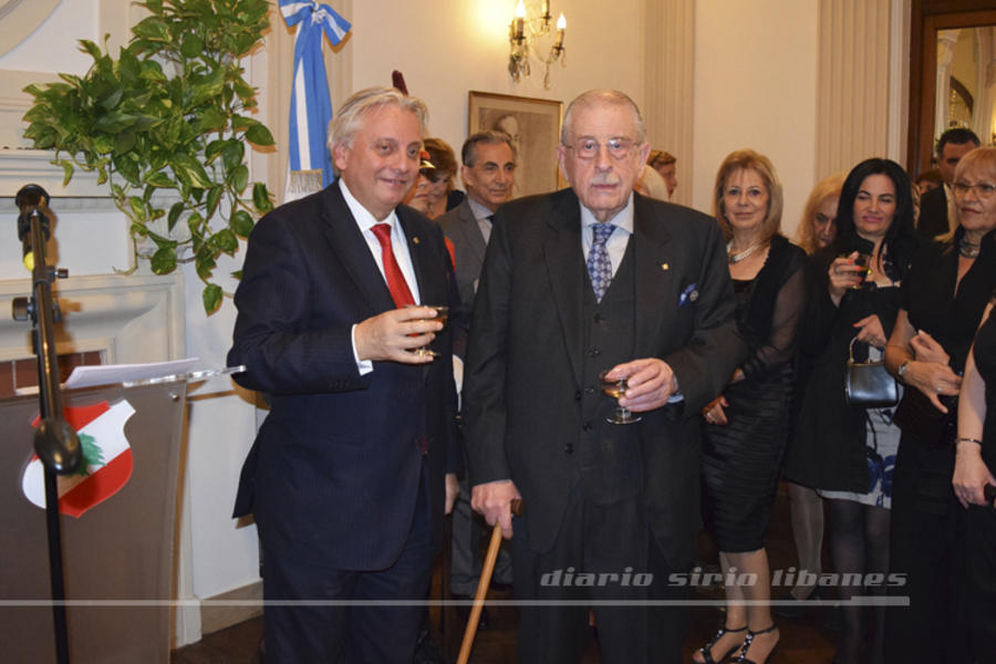 Ing. Miguel Rafael distinguido por el Sr. Embajador, tras recibir la placa homenaje.