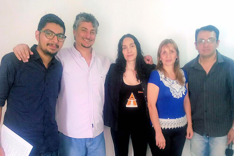De izq. a der.: Mario Flores, poeta ganador del concurso; Lic. Ciro Esper, presidente de la Sociedad Sirio Libanesa de Tartagal; Lic. Melina Chavez Mecle, Jurado; Prof. Gloria Torres, Jurado; Julio Marín, periodista.