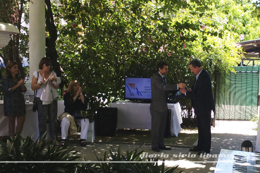 Omar Kabbara (CIRA), hace entrega al Dr. Ricardo Simes de placa recordatoria.