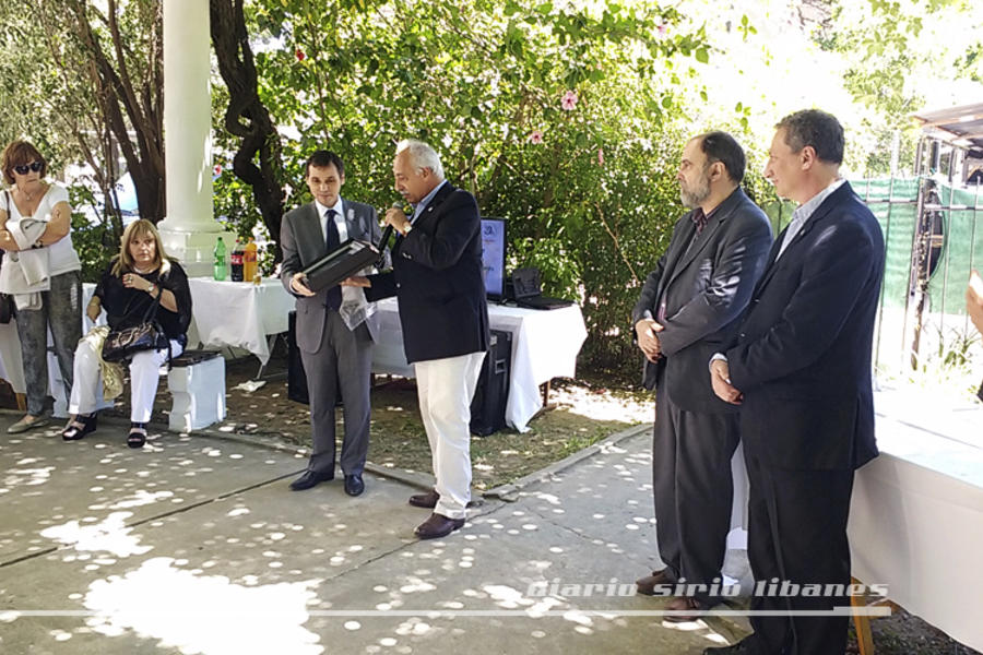 Adib Attie (CSLBA), hace entrega al Dr. Ricardo Simes de placa recordatoria.