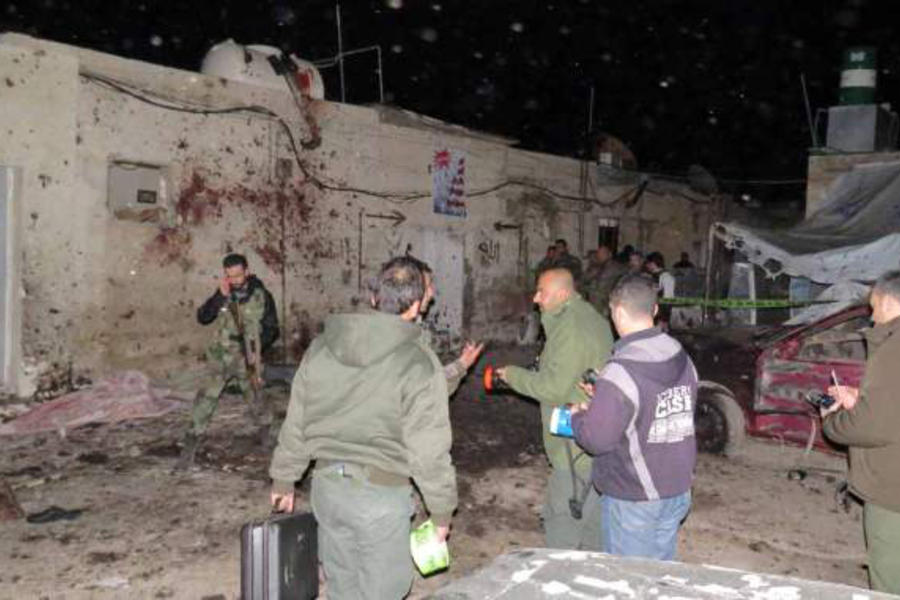 Soldados sirios se congregan en el sitio del ataque suicida en Kafr Sousa, al sudoeste de Damasco. Enero 12, 2017 (Imágen AFP).