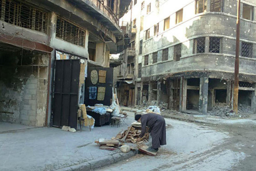 Abu Sabeih en su negocio en el zoco de la Ciudad Vieja de Alepo, rodeado por la destrucción de la guerra terrorista | Febrero, 2018 (Imagen: SANA). 