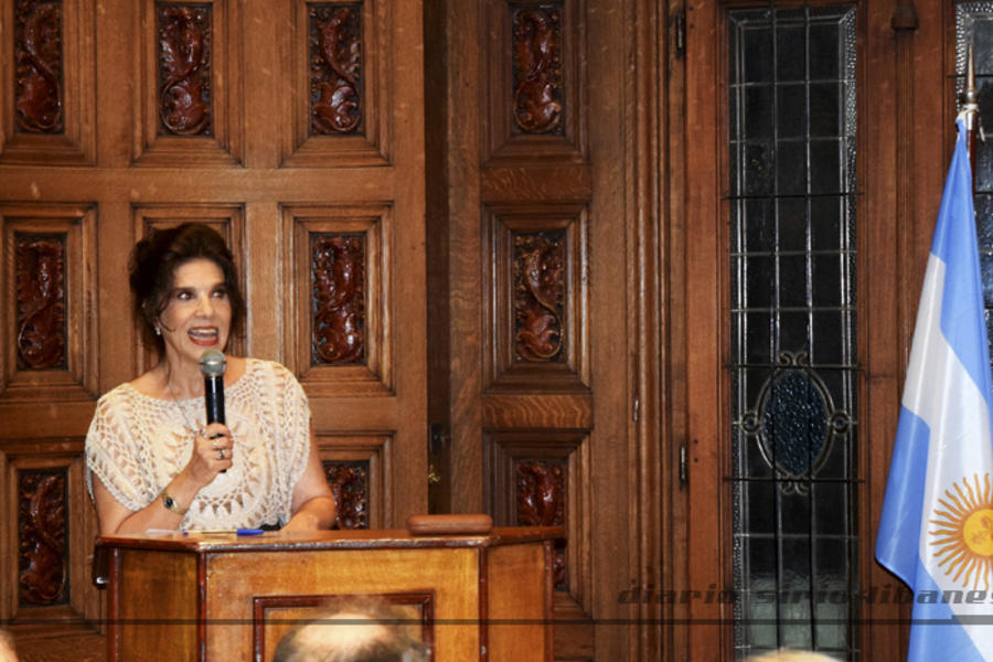 La Lic. Leticia Yaber en la conducción del evento.