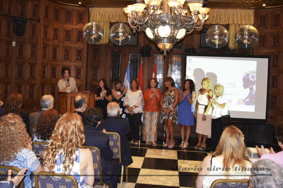 Comisión de Damas del CSLBA homenajean a su Presidente saliente, Dra. Silvia Lapigna Chanuar.