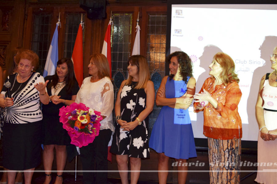 Sra. Salma Elgassi de Esper se dirige a los presentes.