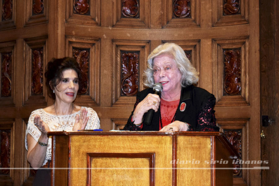 Sra. Perla Gallardo se dirige a los presentes.