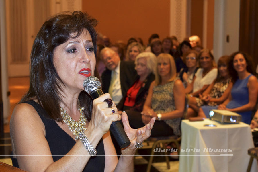 Beatriz Ayas cerró la velada deleitando a los presentes con su interpretación de clásicos del Tango.