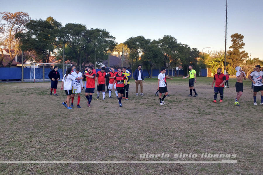 Los equipos finalistas se saludan al finalizar el encuentro.