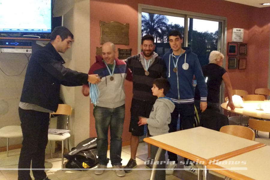 El equipo de la Asociación Cultural Siria (ACS) recibe medallas.