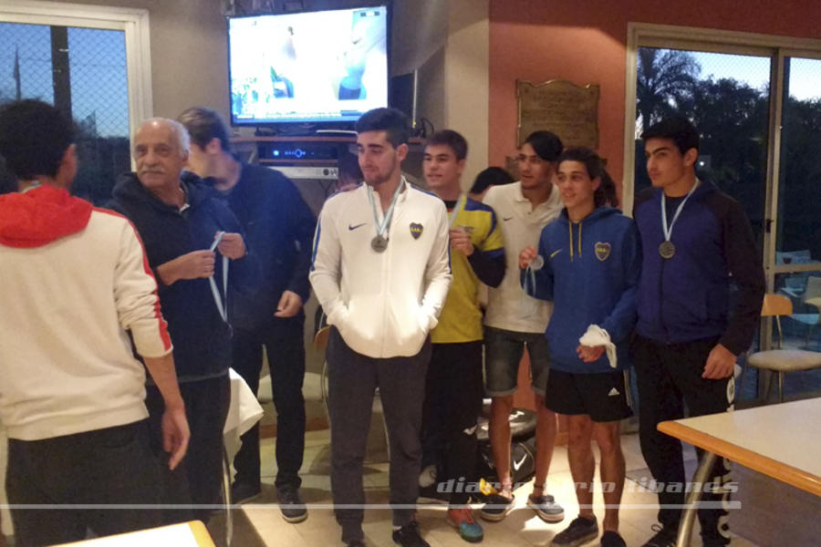 El equipo del Club Sirio Libanés de Bs. As. (CSLBA) recibe medallas.