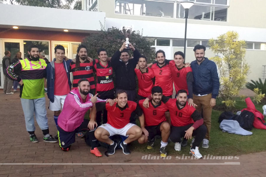 El equipo de la ABD celebra con la Copa.