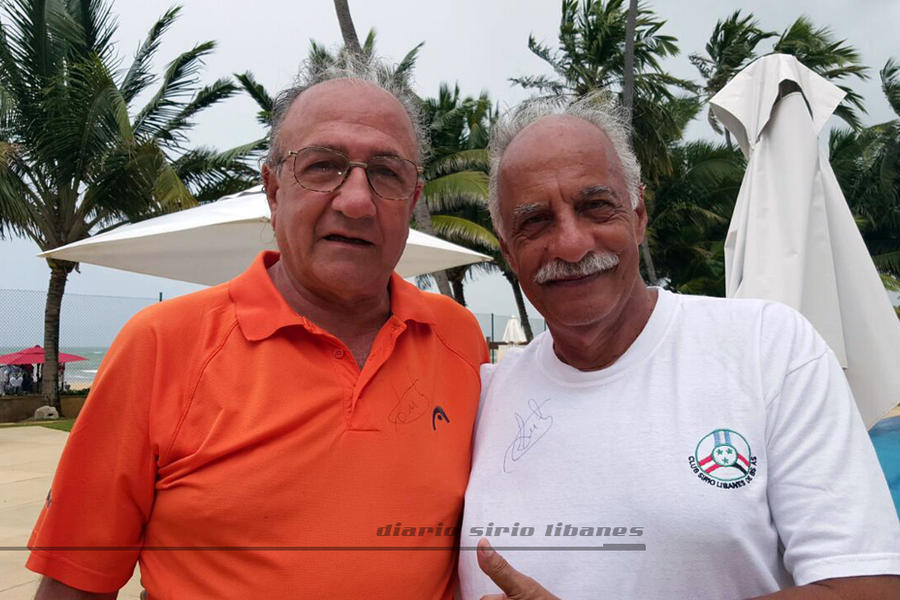 Yaoudat Brahim y Adib Attie con sus remeras firmadas por el ex–presidente brasileño.